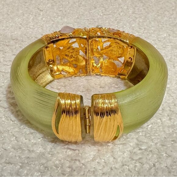 Elegant Gold and Green Bangle Bracelet From ALEXIS!!! SMALL WHITE MARK ONE SIDE! - Picture 7 of 11